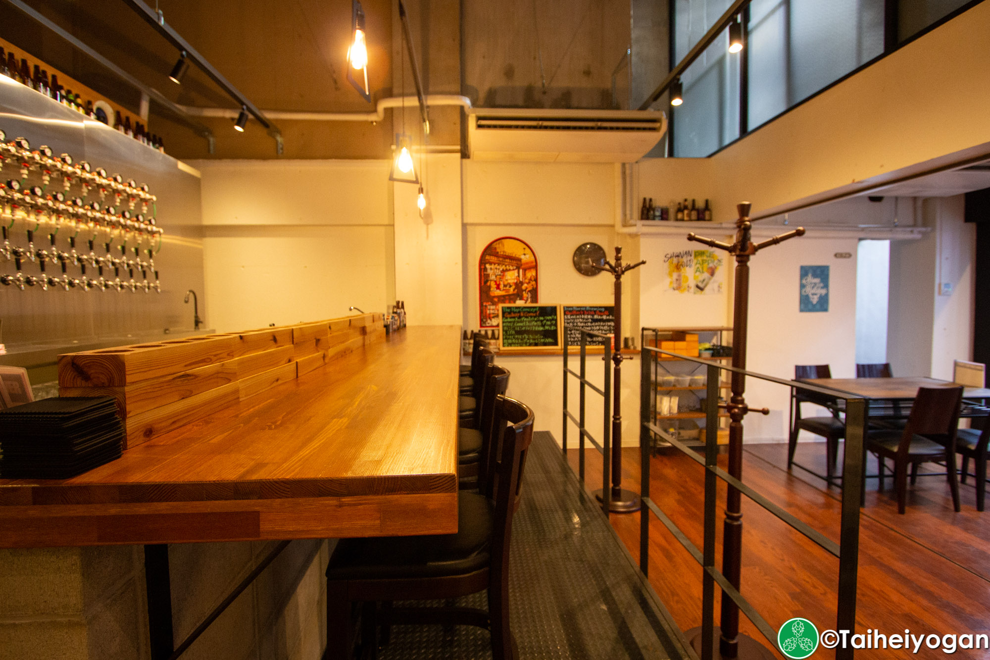 Craft Beer Diner Hopheads - Interior - Bar Counter