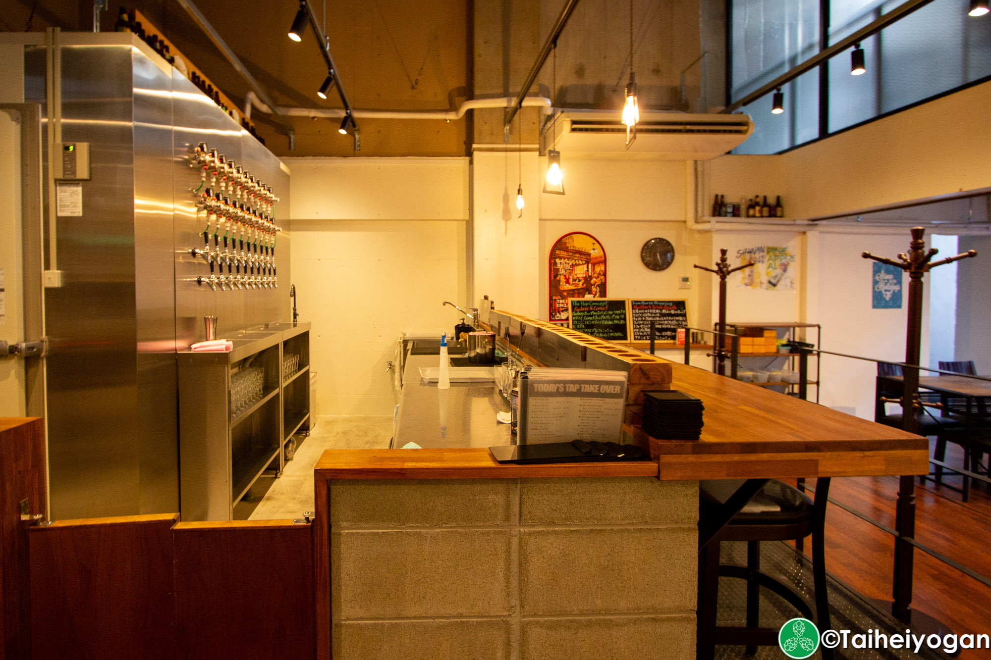 Craft Beer Diner Hopheads - Interior - Bar Counter