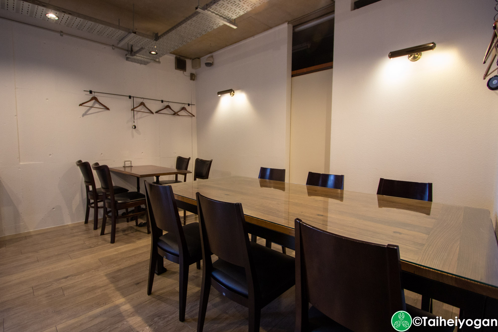 Craft Beer Diner Hopheads - Interior - Table Seating 2F