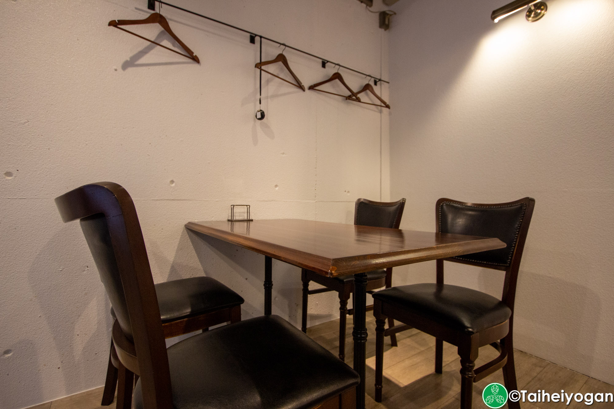 Craft Beer Diner Hopheads - Interior - Table Seating 2F
