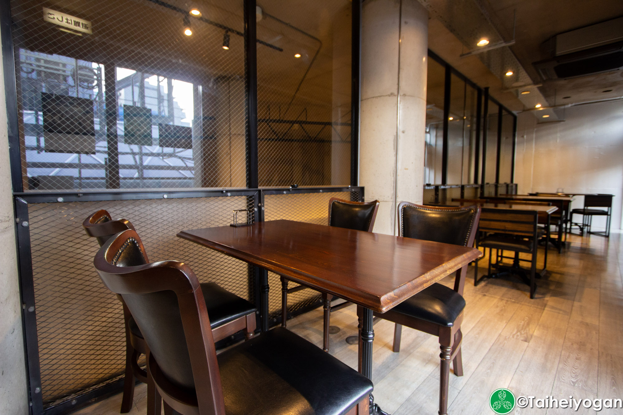 Craft Beer Diner Hopheads - Interior - Table Seating 2F