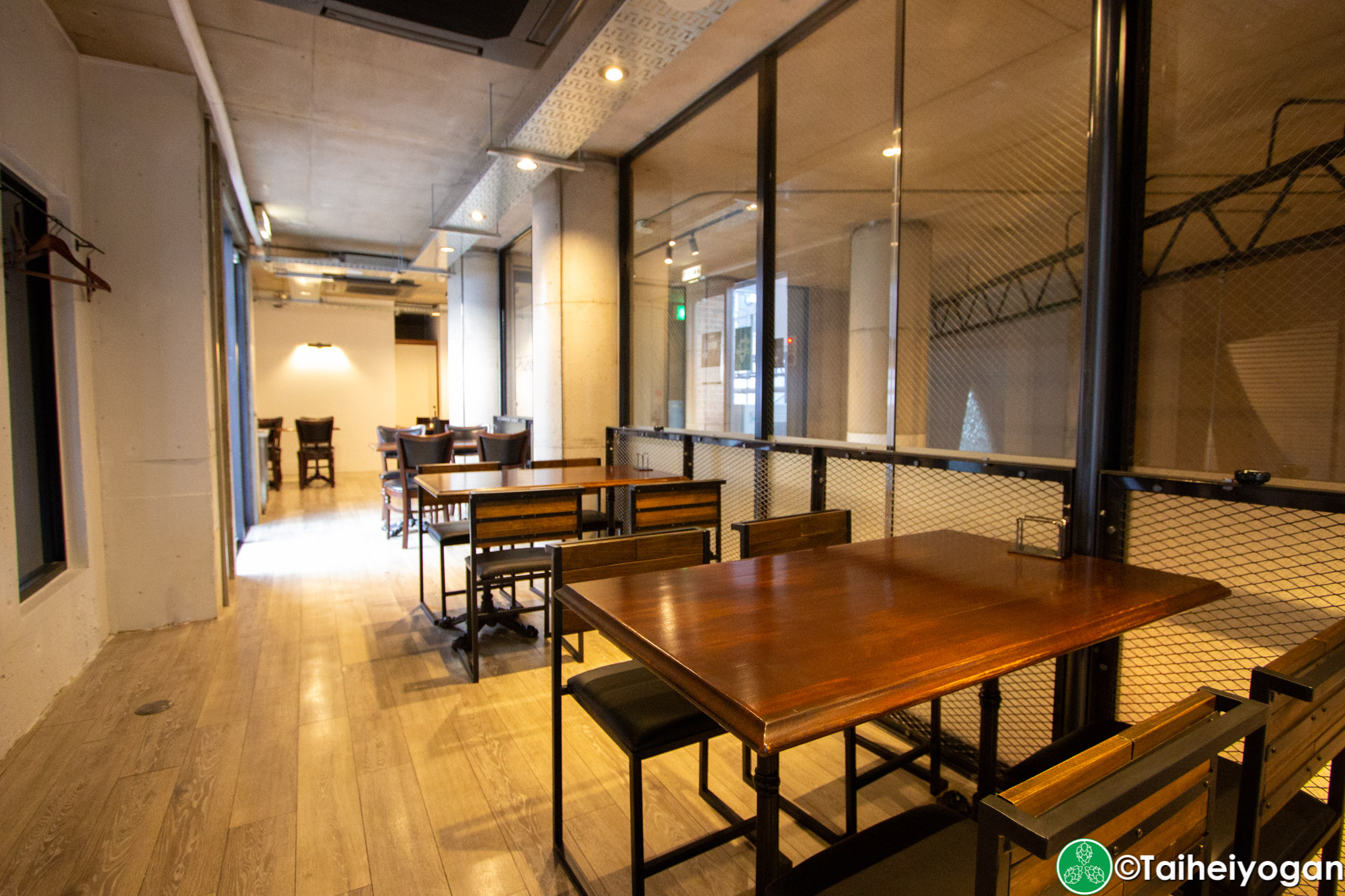 Craft Beer Diner Hopheads - Interior - Table Seating 2F