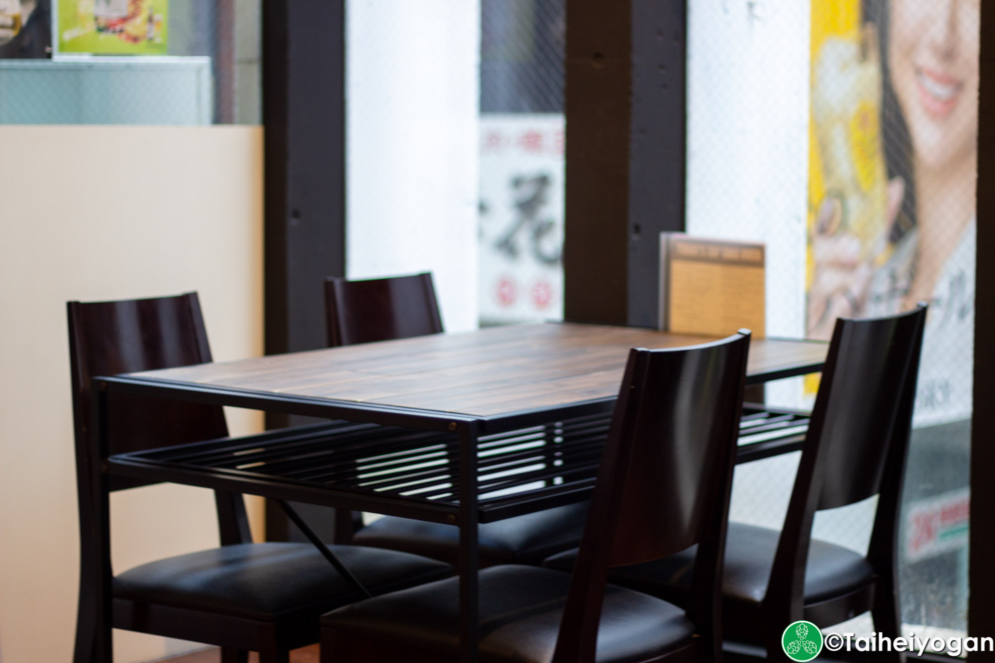Craft Beer Diner Hopheads - Interior - Table Seating