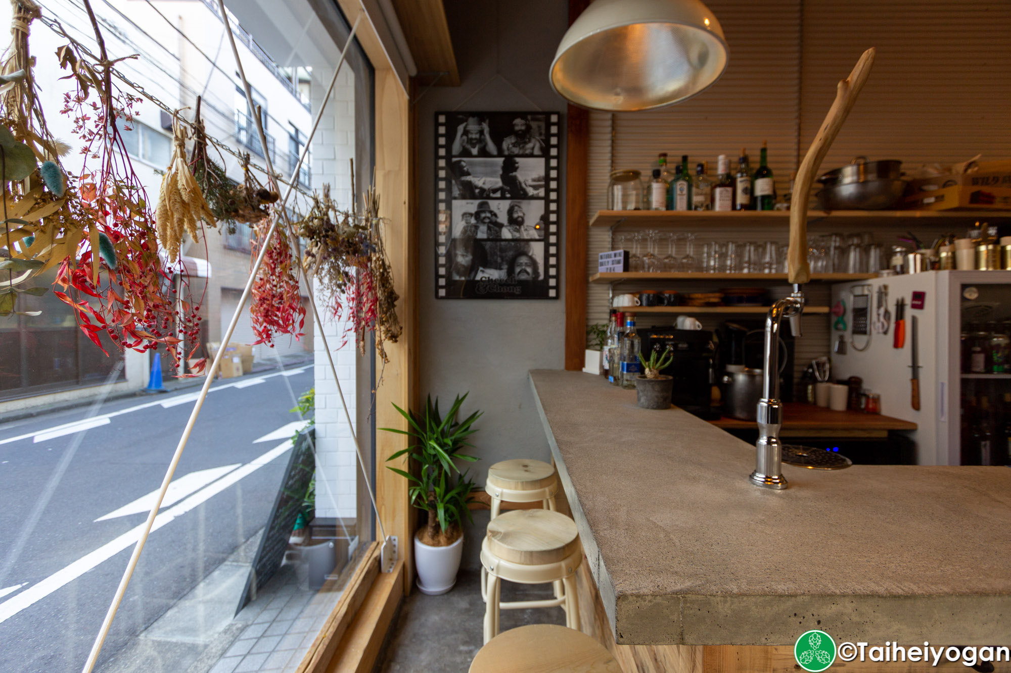 Daily Stand 204 - Interior - Bar Counter Seating