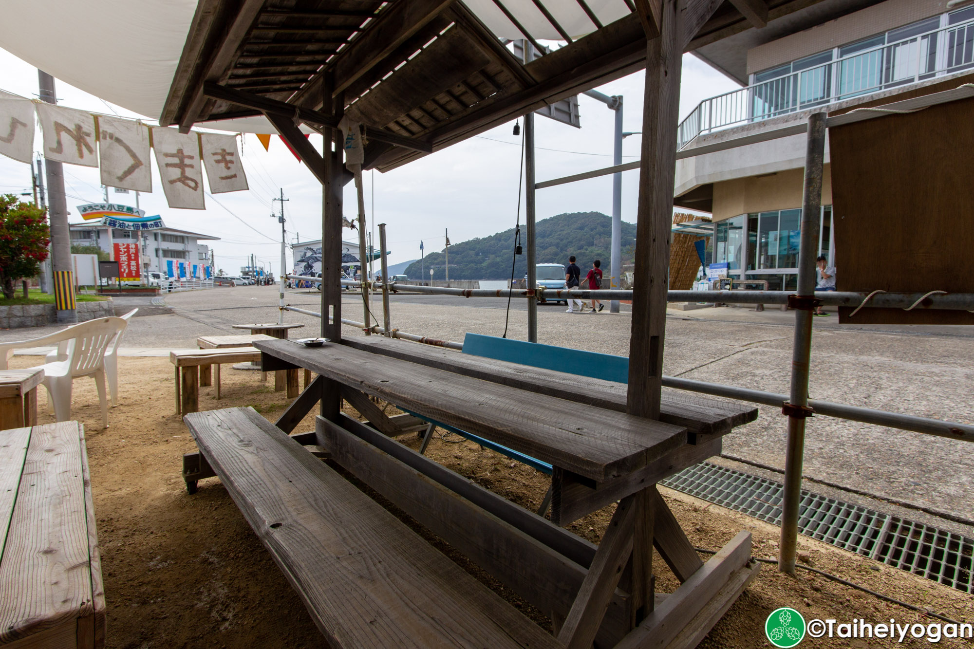 きまぐれびーる屋台・Kimagure Beer Yatai (まめまめびーる・Mame Mame Beer) - Interior - Table Seating