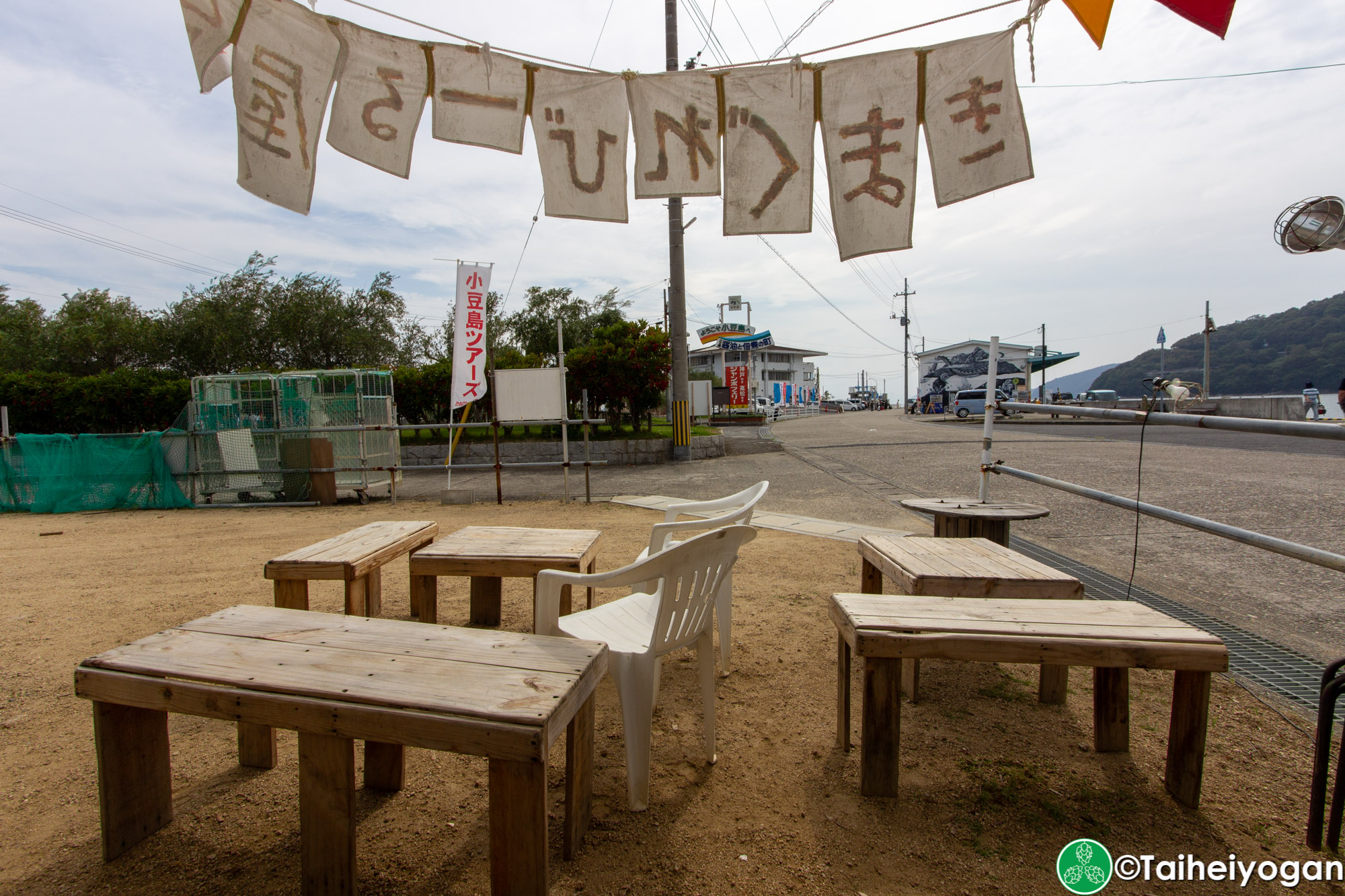 きまぐれびーる屋台・Kimagure Beer Yatai (まめまめびーる・Mame Mame Beer) - Interior - Table Seating