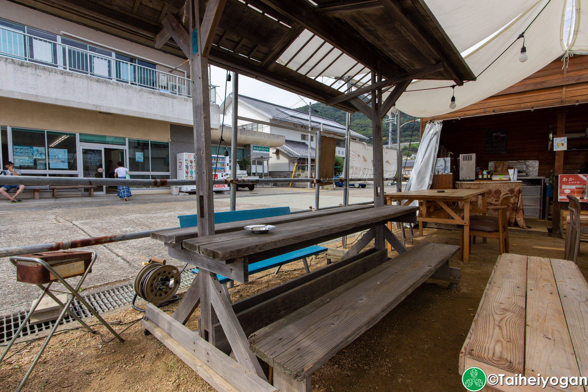 きまぐれびーる屋台・Kimagure Beer Yatai (まめまめびーる・Mame Mame Beer) - Interior - Table Seating