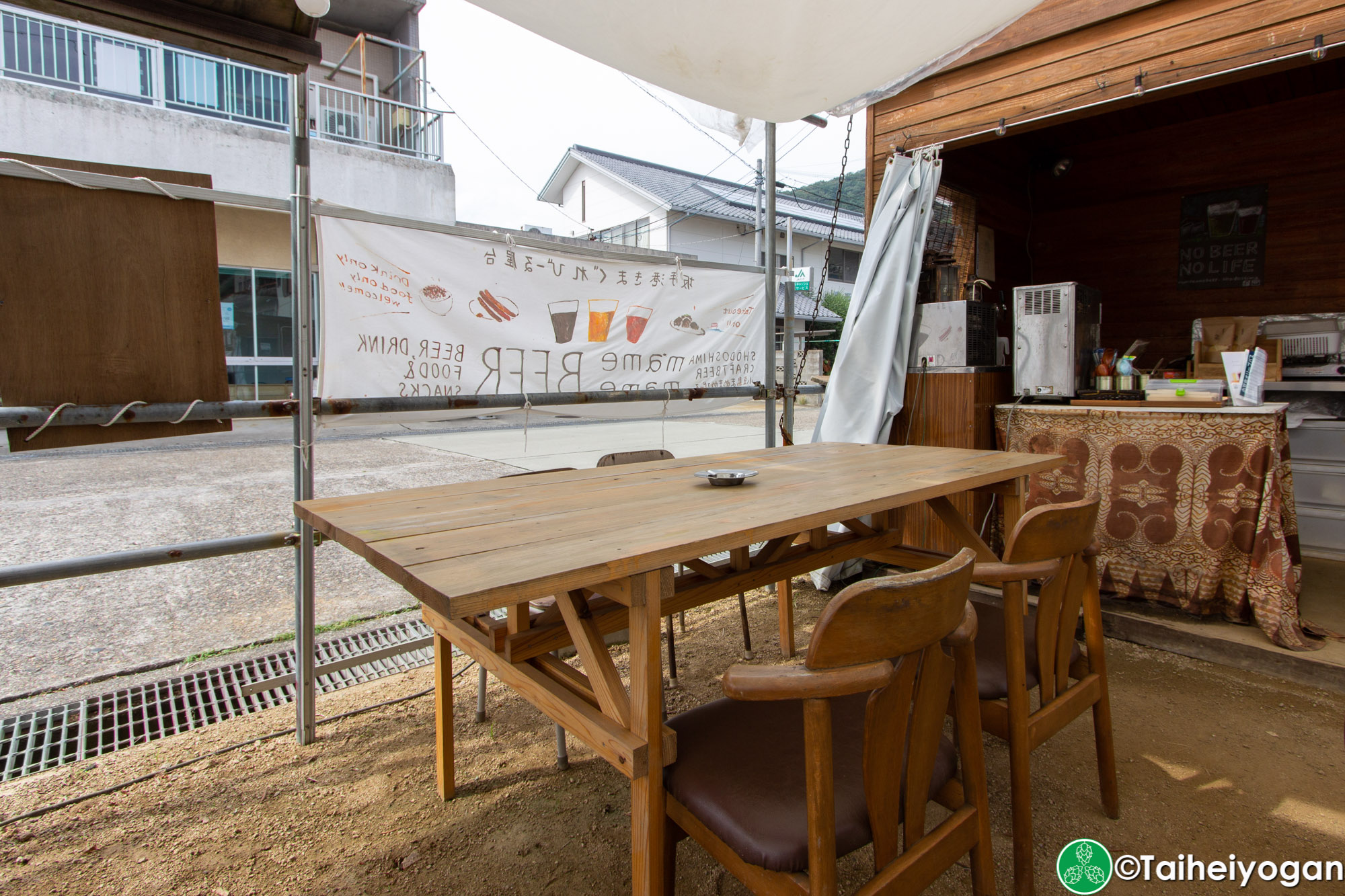 きまぐれびーる屋台・Kimagure Beer Yatai (まめまめびーる・Mame Mame Beer) - Interior - Table Seating