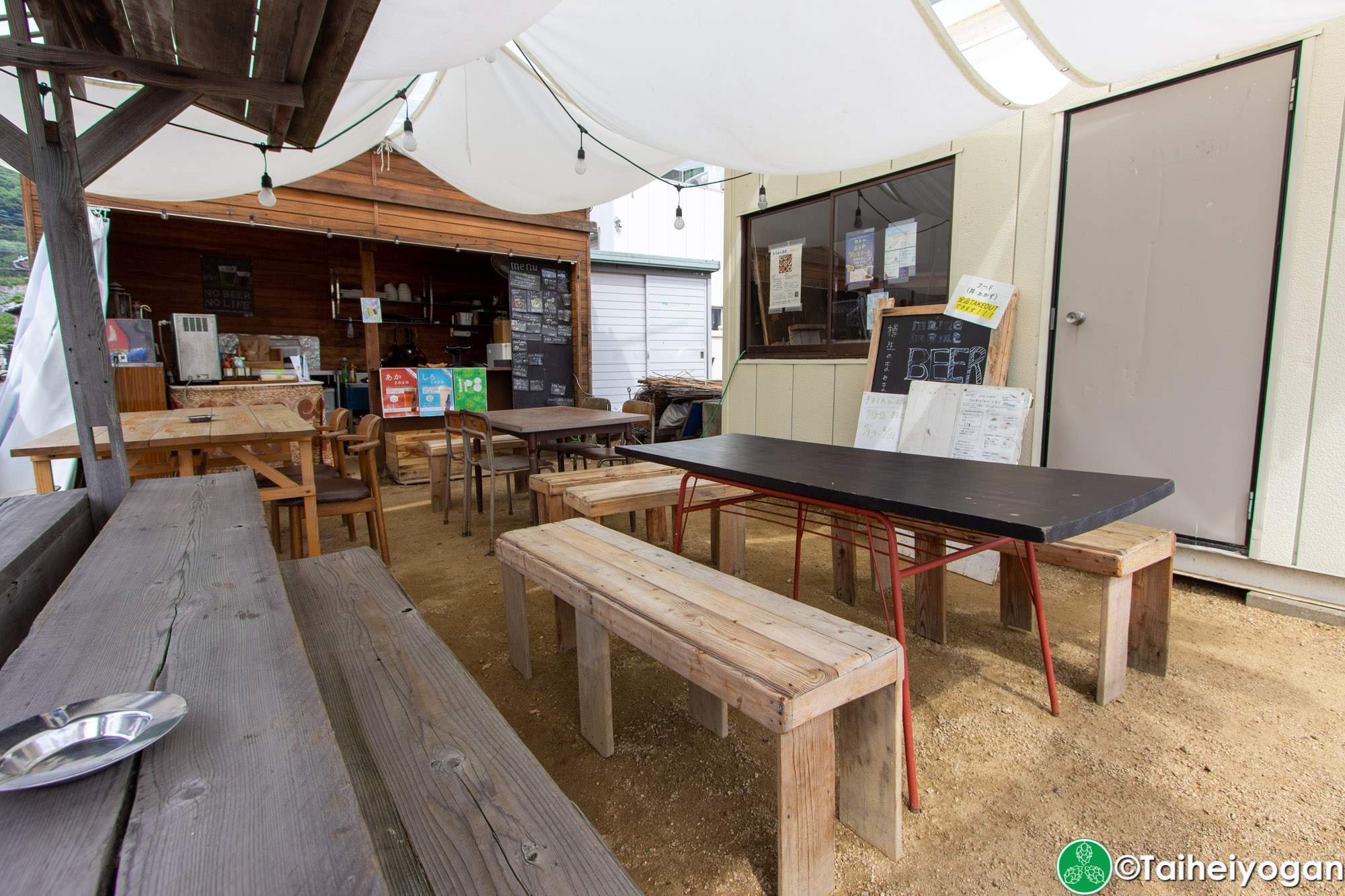 きまぐれびーる屋台・Kimagure Beer Yatai (まめまめびーる・Mame Mame Beer) - Interior - Table Seating