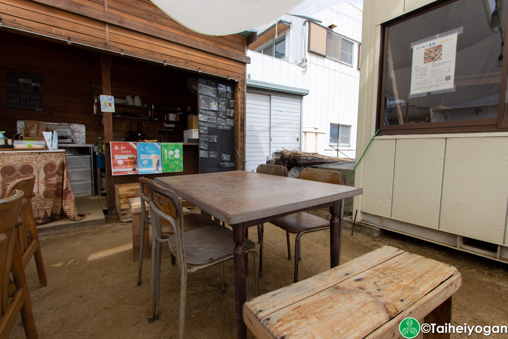 きまぐれびーる屋台・Kimagure Beer Yatai (まめまめびーる・Mame Mame Beer) - Interior - Table Seating