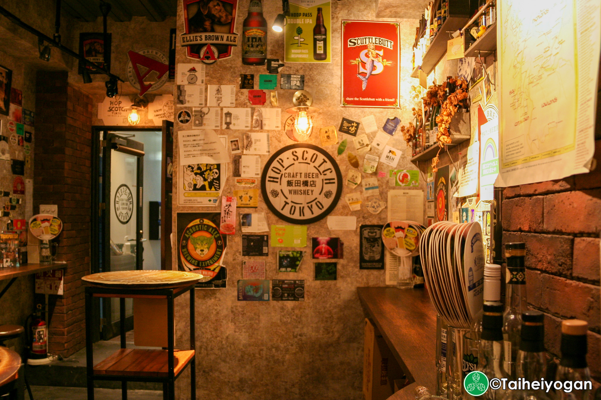 Hop-Scotch Craftbeer&Whiskey - Interior - Standing Area