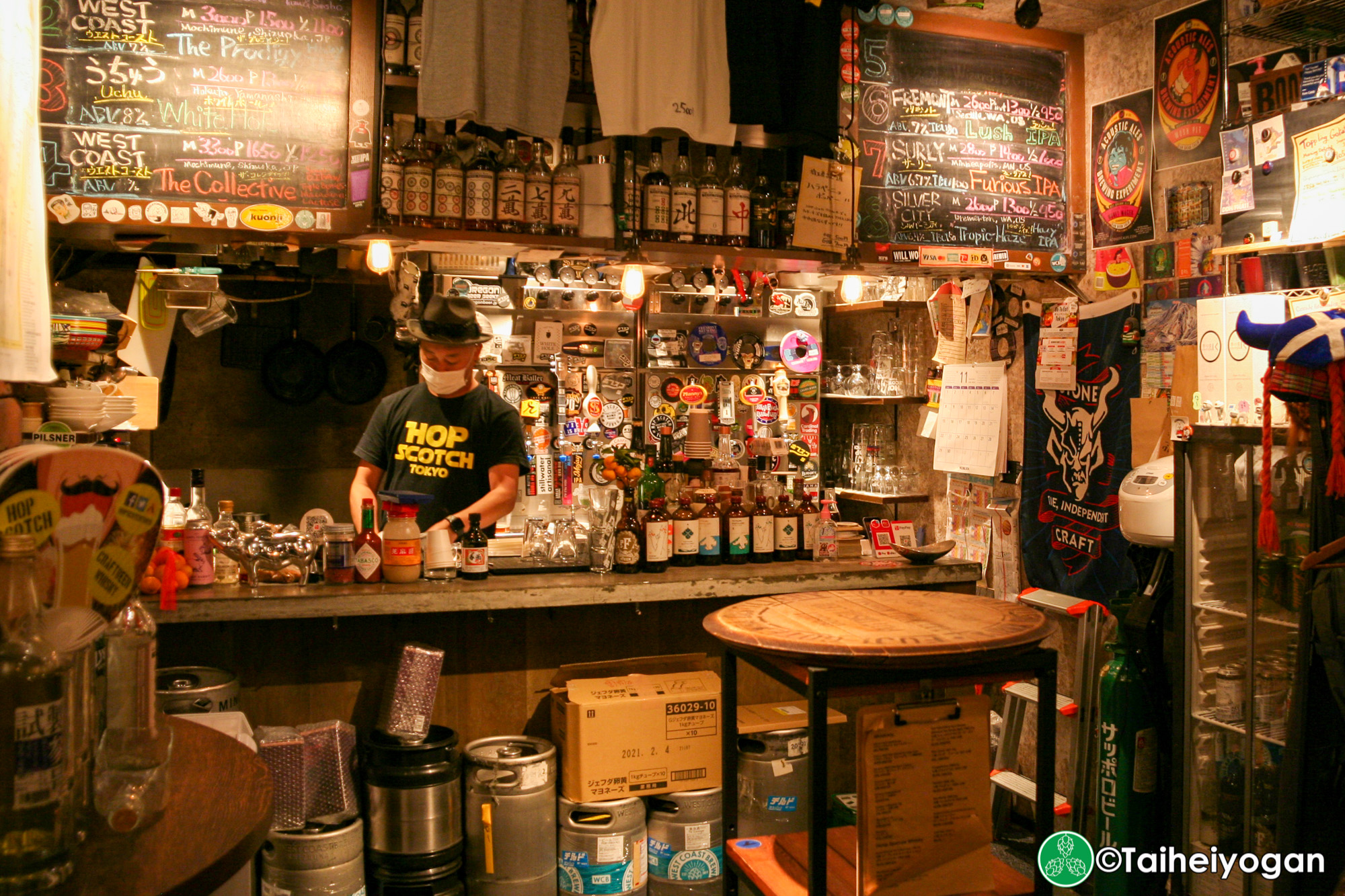 Hop-Scotch Craftbeer&Whiskey - Interior - Table Area