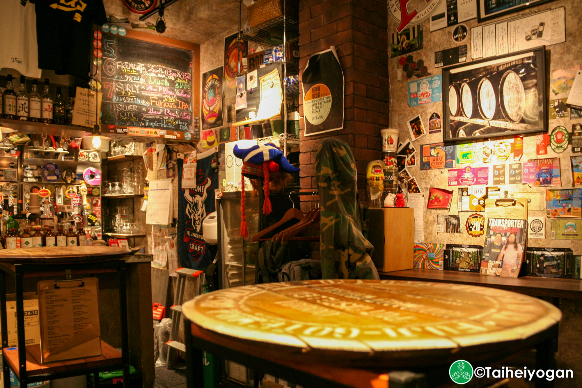 Hop-Scotch Craftbeer&Whiskey - Interior - Table Area