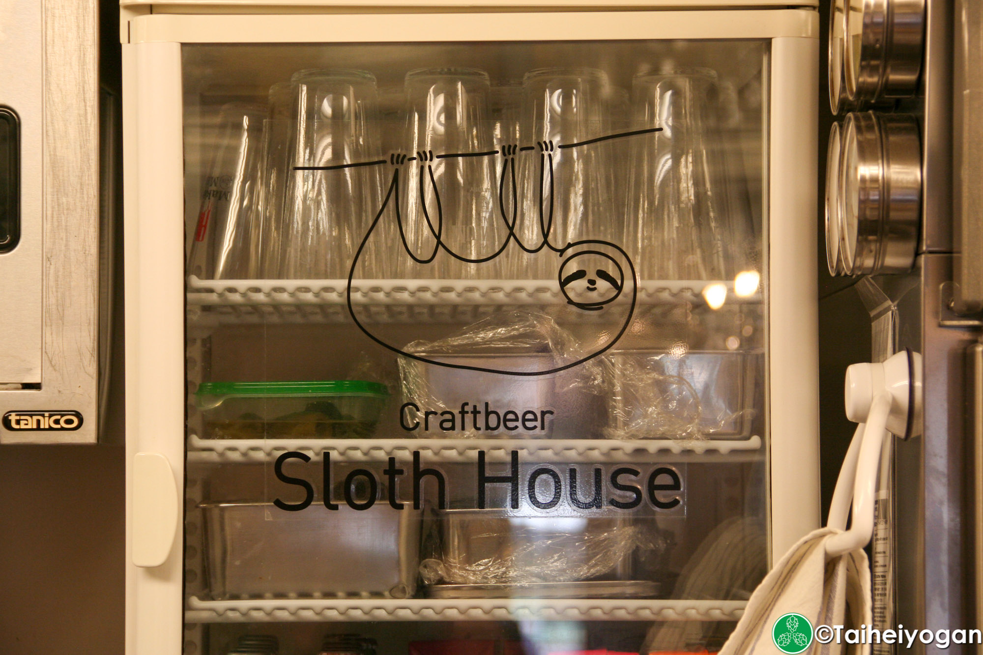 Craftbeer Sloth House - Interior - Logo & Glasses