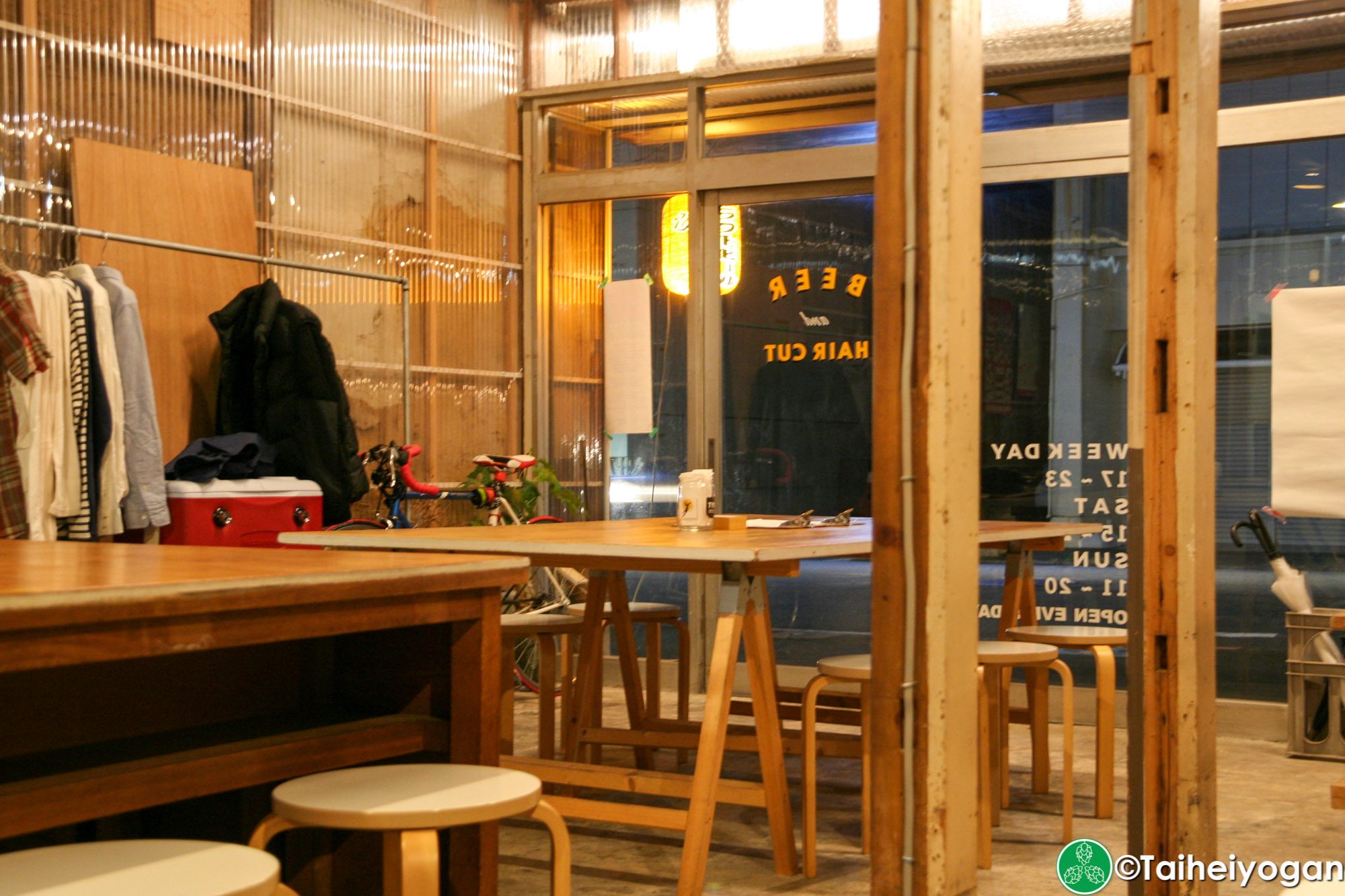 TYU GOOD BEER NICE HAIR - Interior - Table Seating