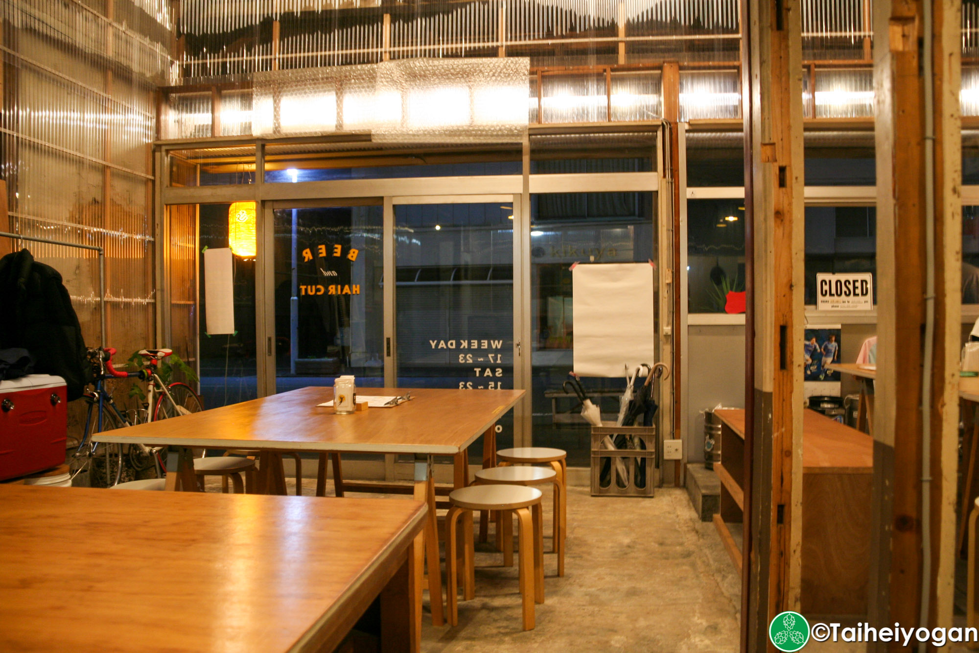 TYU GOOD BEER NICE HAIR - Interior - Table Seating