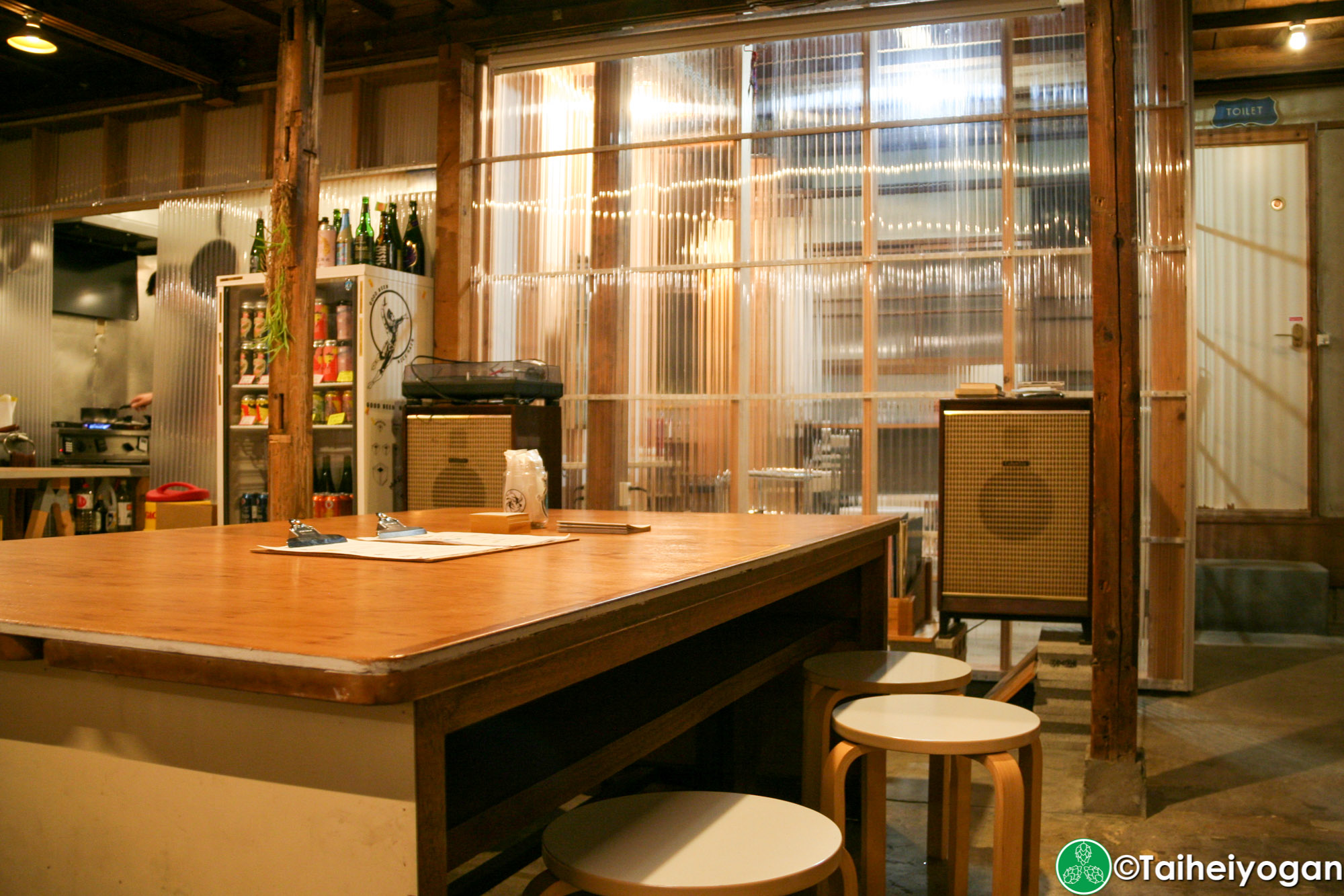 TYU GOOD BEER NICE HAIR - Interior - Table Seating