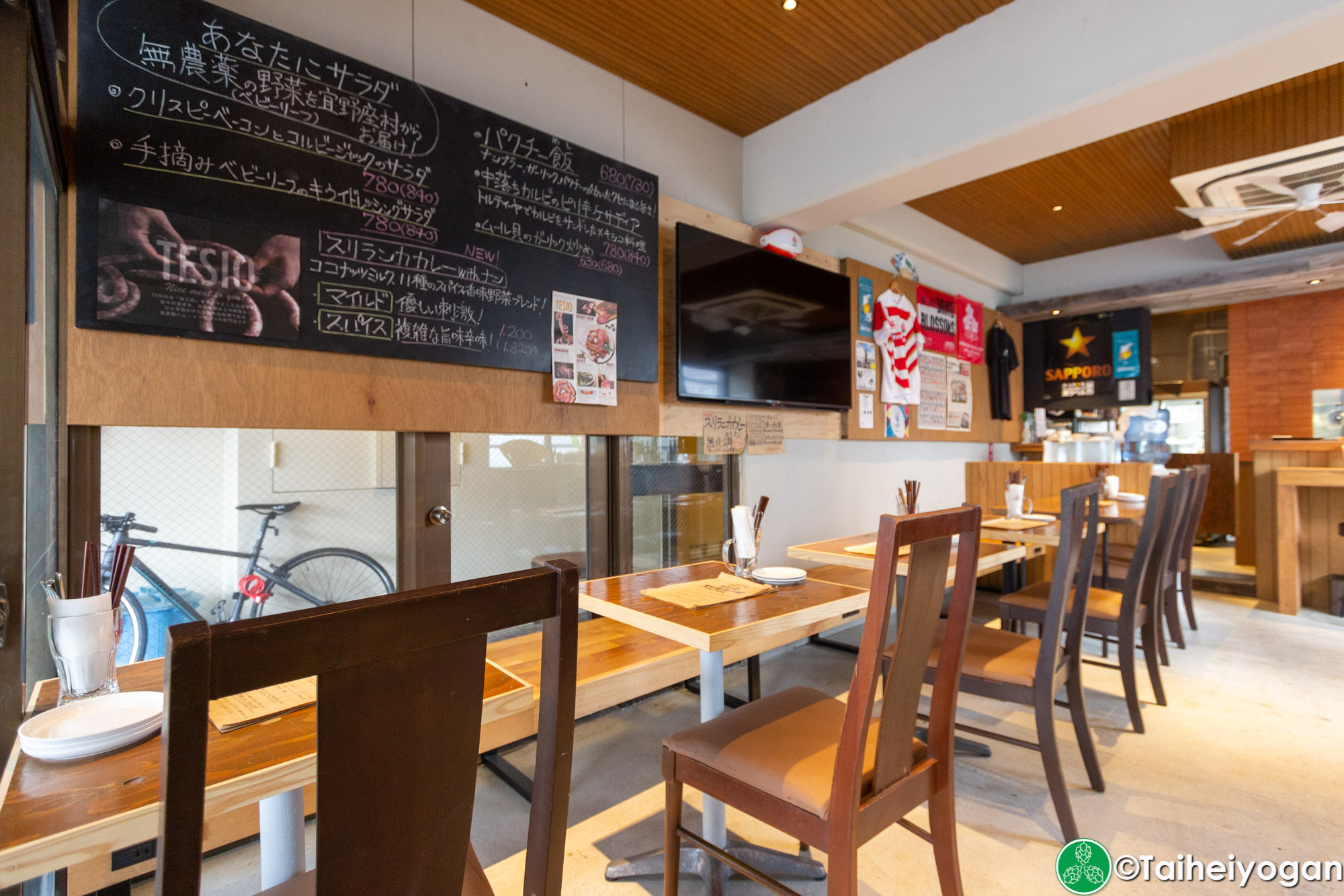 コザ麦酒工房・Koza Brewing Okinawa (那覇久茂地店・Shuri Kumoji) - Interior - Table Seating