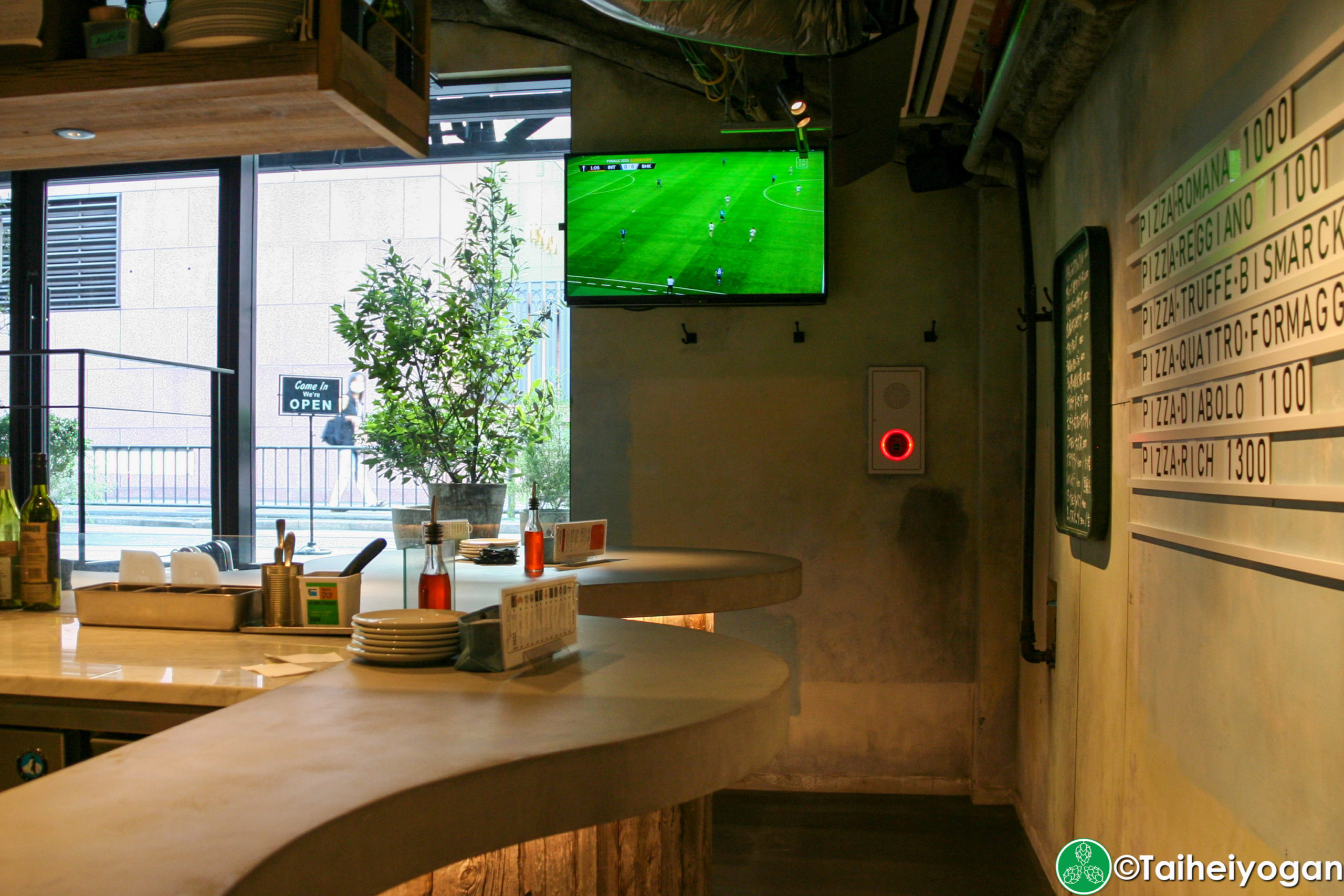 DRAスタンド・Drastand - Interior - Counter Standing Area