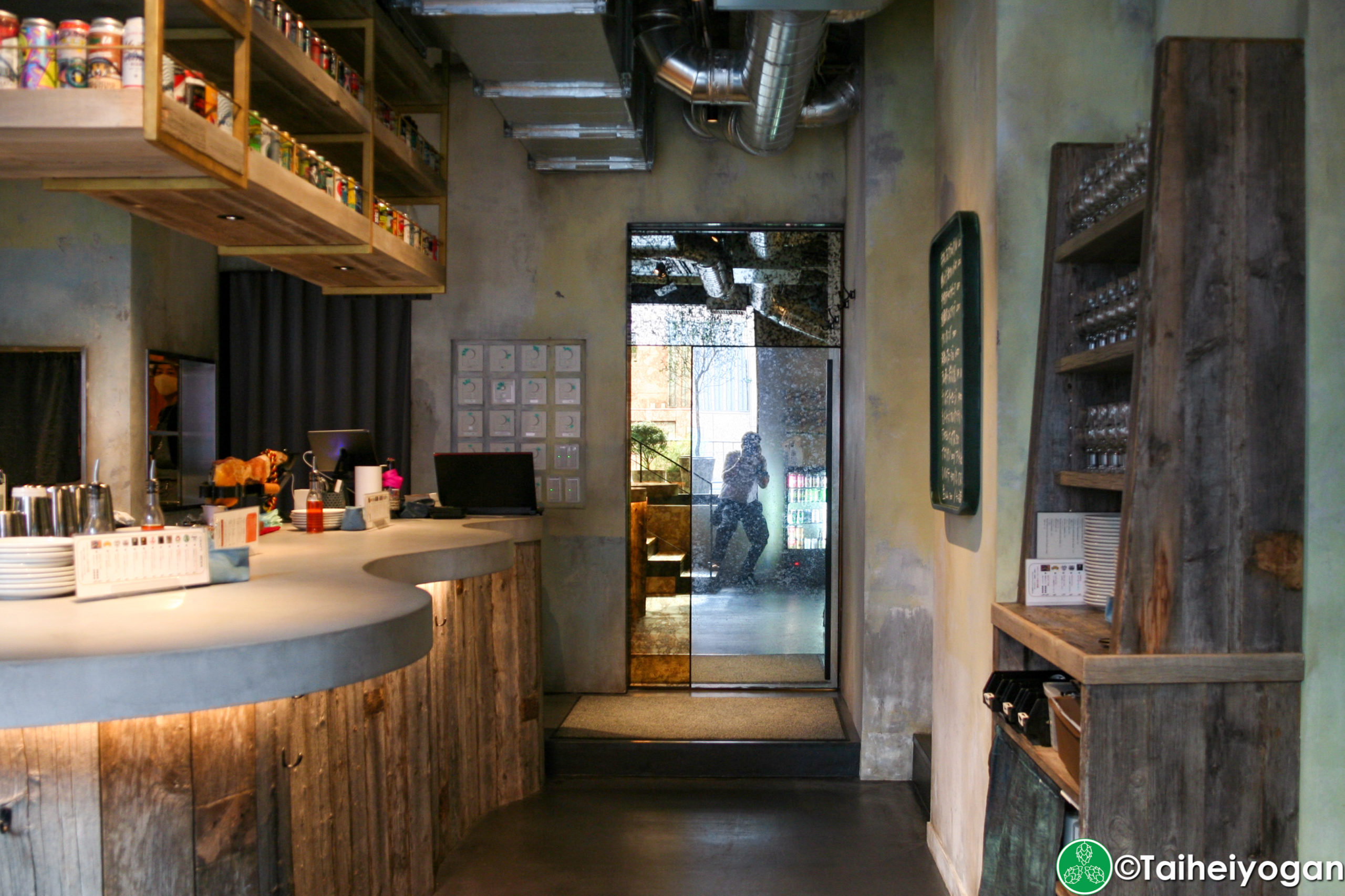DRAスタンド・Drastand - Interior - Counter Standing Area