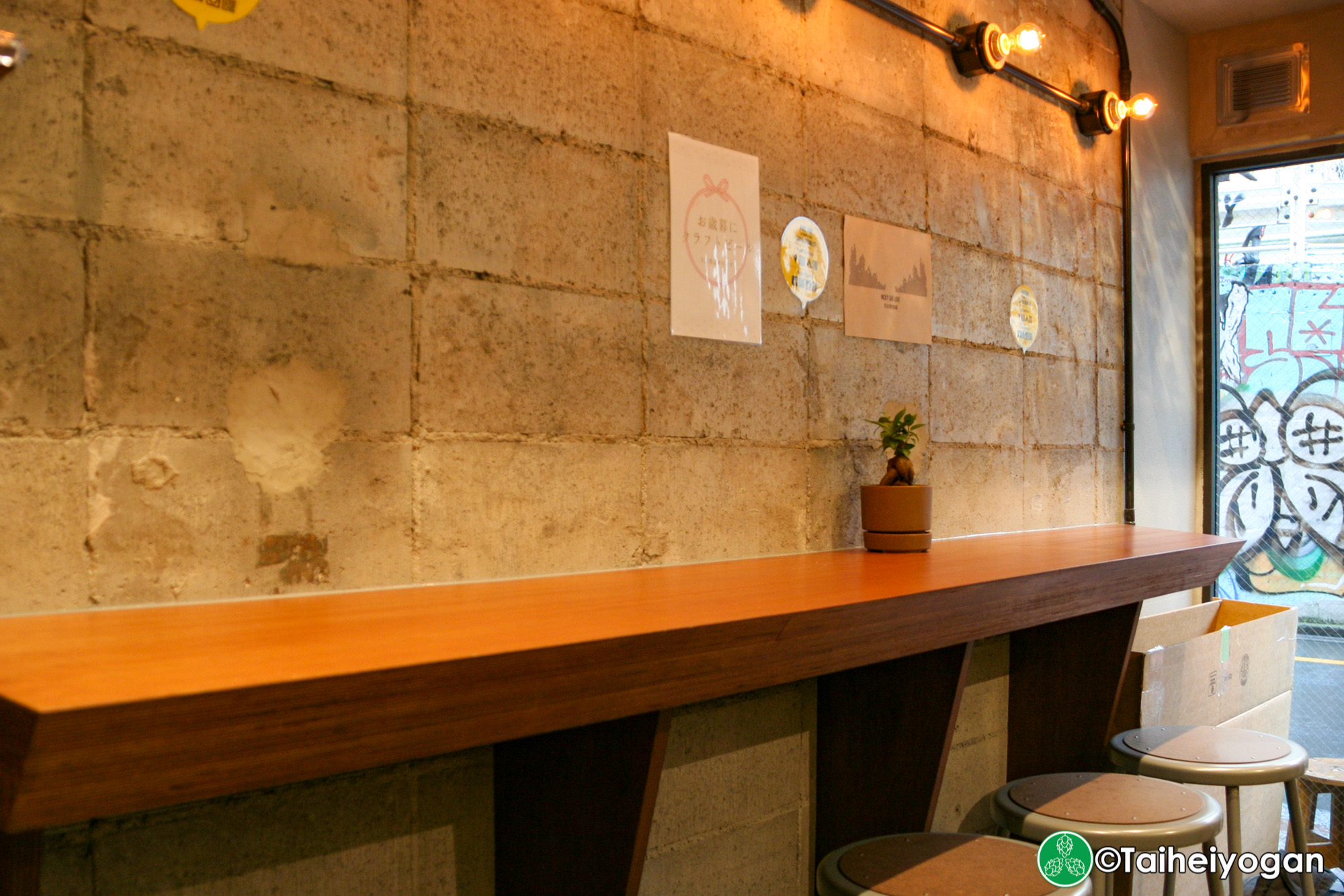 TAP&CROWLER - Interior - Counter Seating