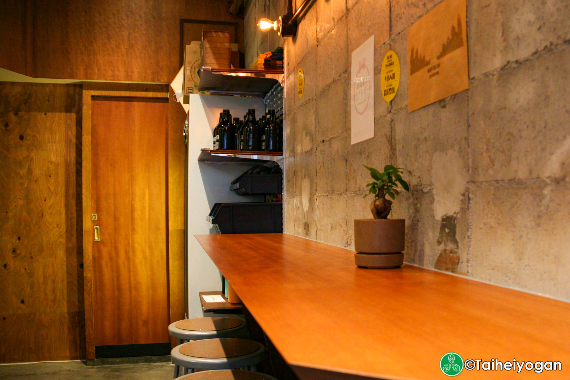 TAP&CROWLER - Interior - Counter Seating