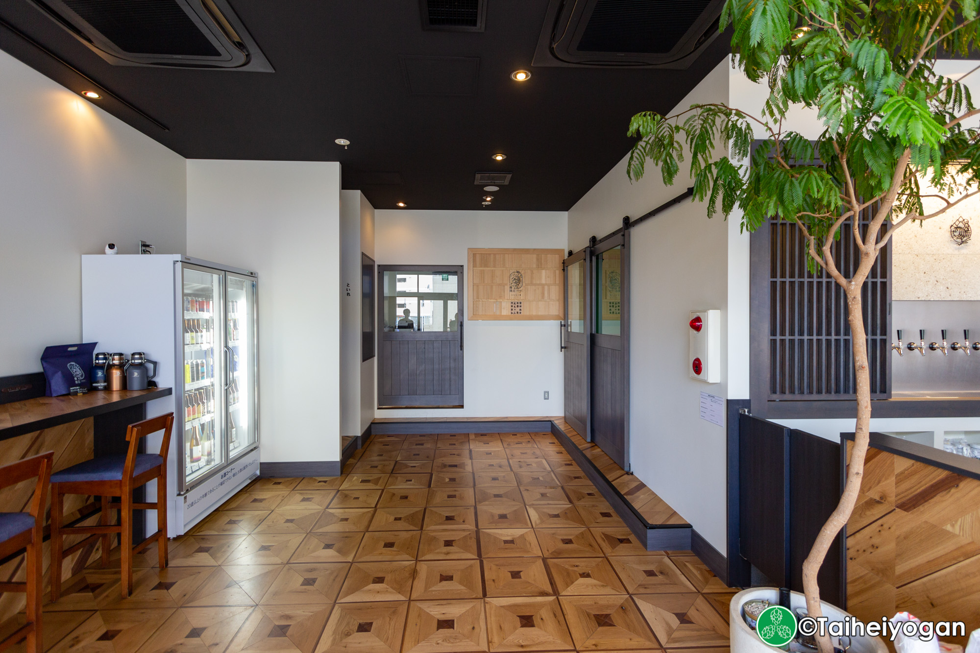 祭醸造・Matsuri Brewing - Interior - Craft Beer Bottle Fridge